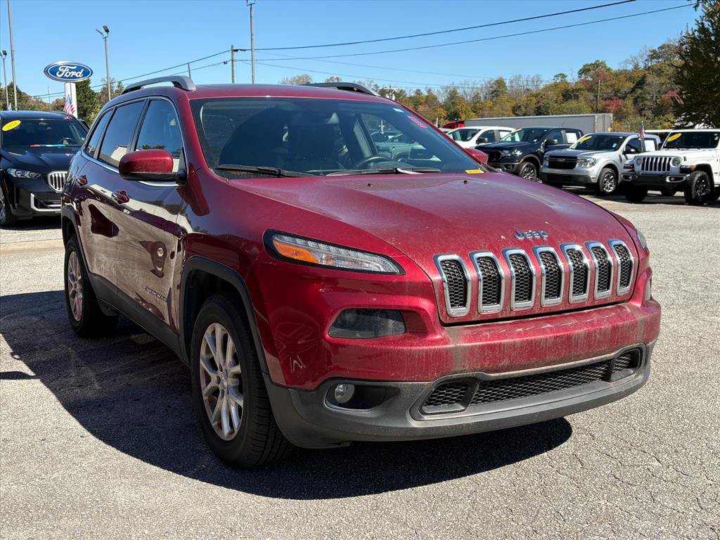 Used 2017 Jeep Cherokee Latitude w/ Cold Weather Group AWD/4WD image 3