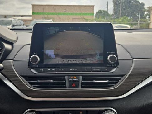 Used 2025 Nissan Altima 2.5 SV FWD image 19