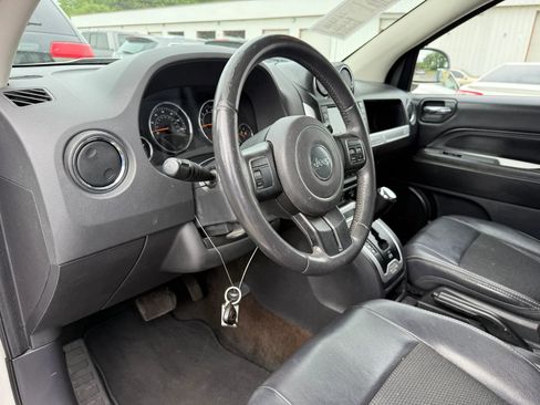 Used 2014 Jeep Compass Latitude w/ Sun/Sound Group FWD image 17