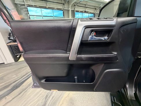 Used 2017 Toyota 4Runner SR5 AWD/4WD image 66