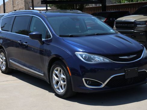 Used 2019 Chrysler Pacifica Touring-L Plus FWD image 3