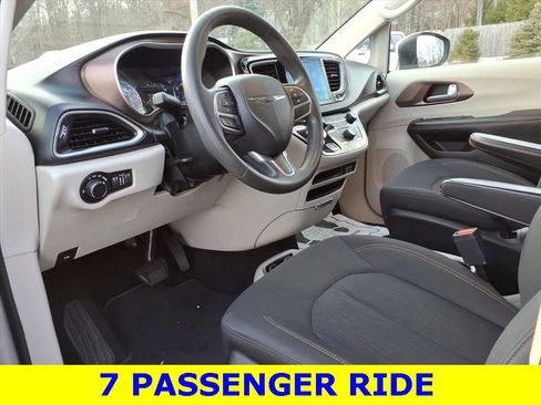 Used 2017 Chrysler Pacifica Touring image 13