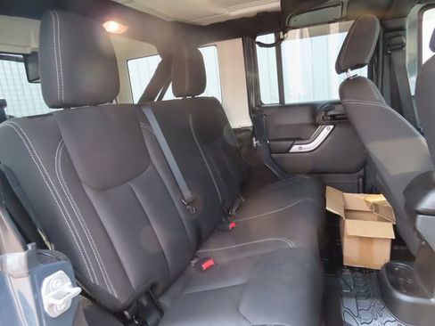 Used 2016 Jeep Wrangler Unlimited Rubicon w/ Connectivity Group AWD/4WD image 28