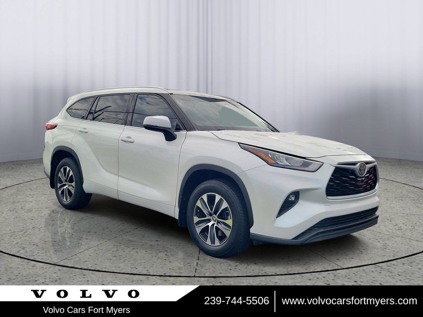 Used 2020 Toyota Highlander XLE AWD/4WD image 1