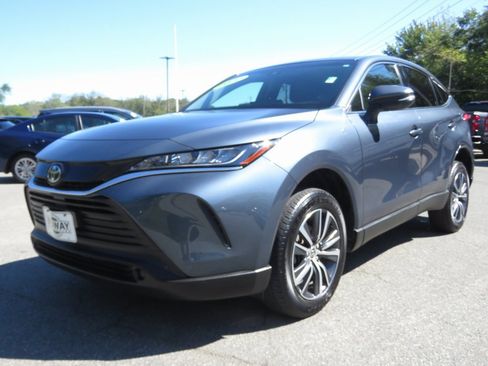 Used 2022 Toyota Venza LE image 1