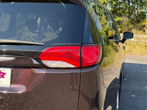 Used 2018 Chrysler Pacifica Touring Plus w/ Tire & Wheel Group image 8