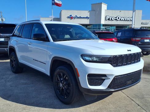 Used 2025 Jeep Grand Cherokee Altitude AWD/4WD image 3