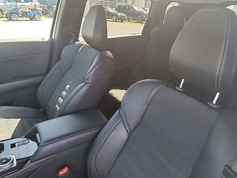 Used 2025 Mitsubishi Outlander AWD image 11