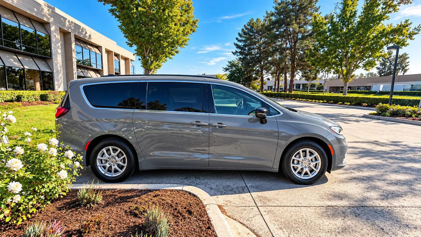 Used 2025 Chrysler Pacifica Select FWD image 8