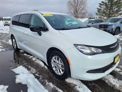 Used 2024 Chrysler Voyager LX image 4