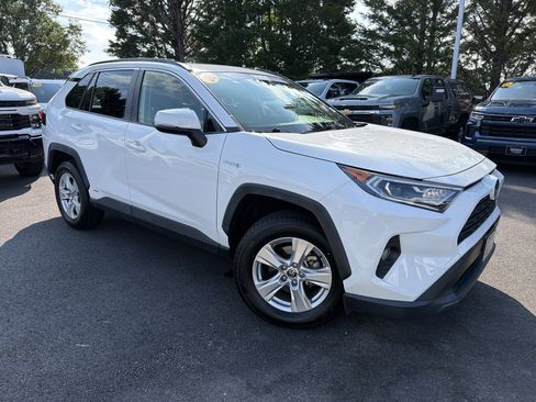 Used 2020 Toyota RAV4 XLE w/ Convenience Package AWD/4WD image 2