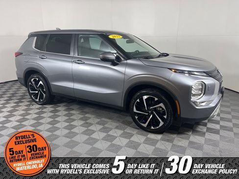 Used 2023 Mitsubishi Outlander SE image 2