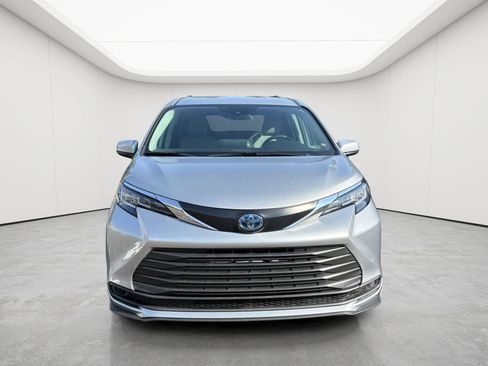Used 2022 Toyota Sienna LE AWD/4WD image 2