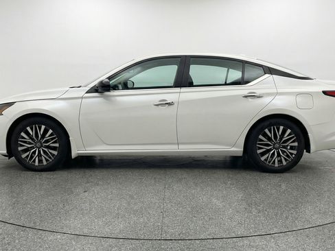 Used 2025 Nissan Altima 2.5 SV FWD image 5