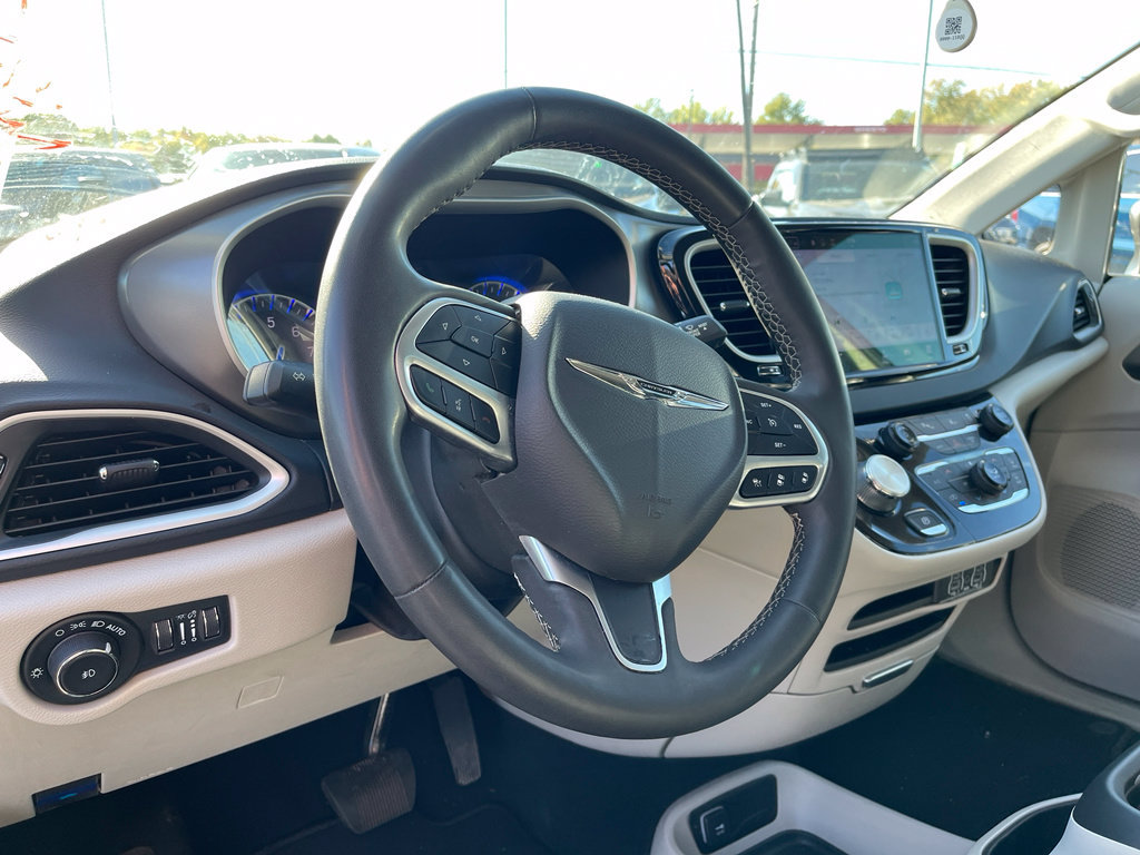 Used 2023 Chrysler Pacifica Touring-L FWD image 14