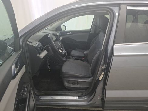 Used 2023 Volkswagen Taos SE w/ Panoramic Sunroof Package FWD image 5