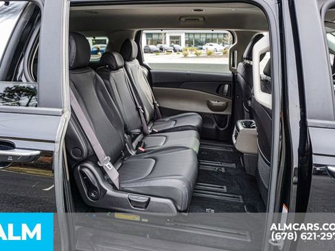 Used 2025 Kia Carnival EX image 24