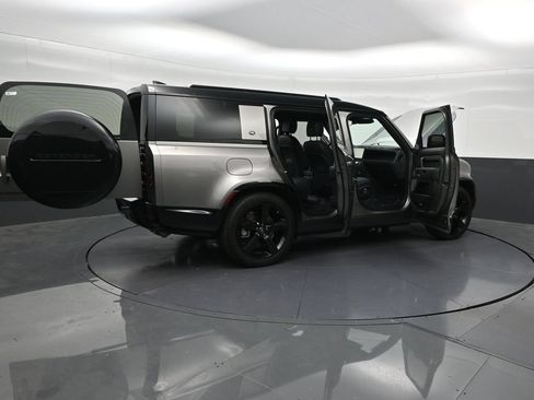 Used 2024 Land Rover Defender 130 X-Dynamic SE AWD/4WD image 31