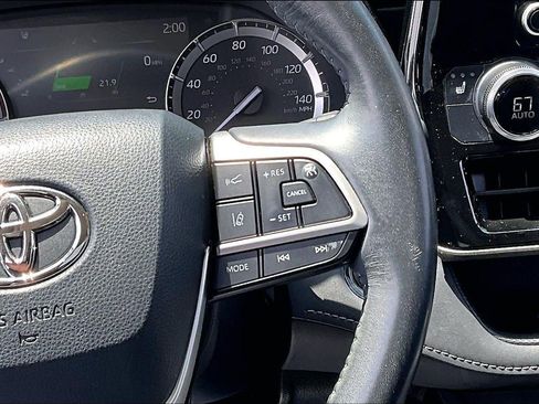 Used 2022 Toyota Highlander XLE AWD/4WD image 12