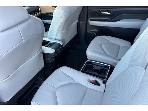 Used 2025 Toyota Grand Highlander AWD image 13