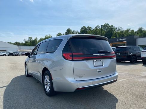 Used 2023 Chrysler Pacifica Touring-L image 4