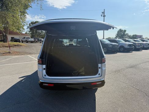 Used 2024 Jeep Wagoneer L Series III w/ Flexible Seating Group AWD/4WD image 18