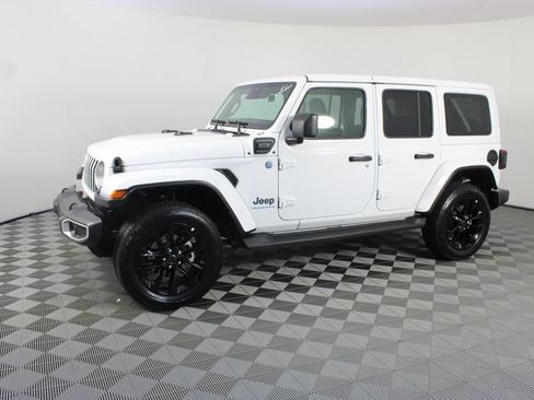 Used 2025 Jeep Wrangler Unlimited Sahara AWD/4WD image 2