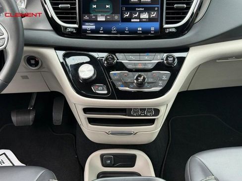 Used 2024 Chrysler Pacifica Touring-L FWD image 18