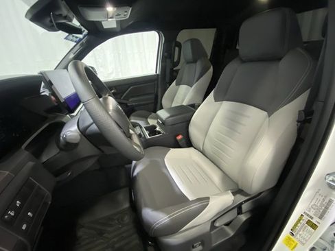 Certified 2025 Toyota Tacoma TRD Off-Road image 9