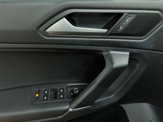 Used 2020 Volkswagen Tiguan SE FWD image 10
