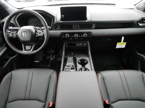 Certified 2025 Honda Pilot TrailSport image 10
