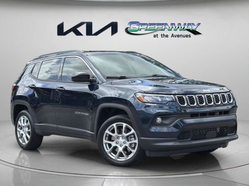 Used 2024 Jeep Compass Latitude AWD/4WD image 1