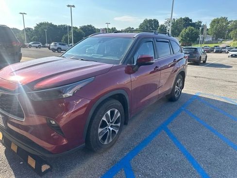 Used 2023 Toyota Highlander XLE AWD/4WD image 7
