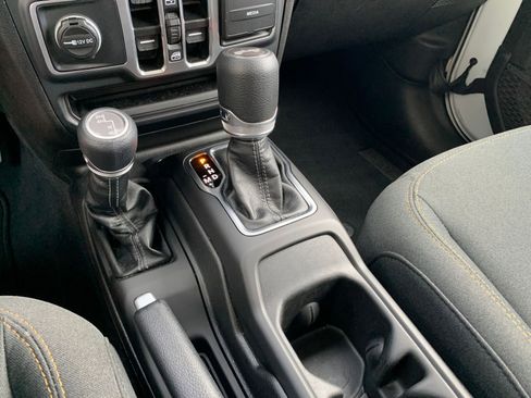 Used 2025 Jeep Wrangler Sahara image 40