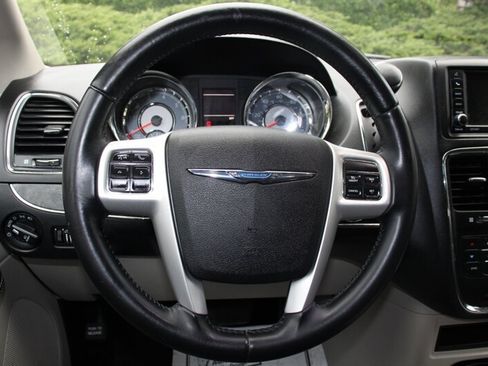 Used 2014 Chrysler Town & Country Touring FWD image 22