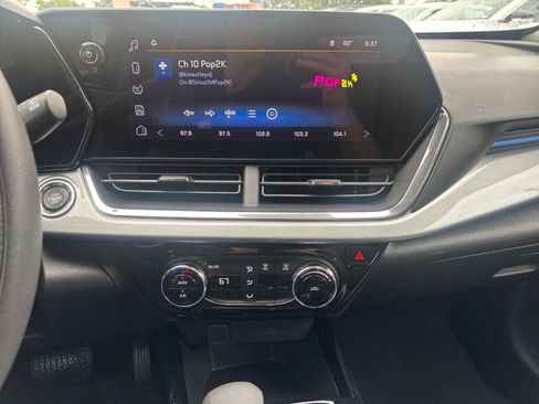 Used 2025 Chevrolet Trax LT FWD image 16