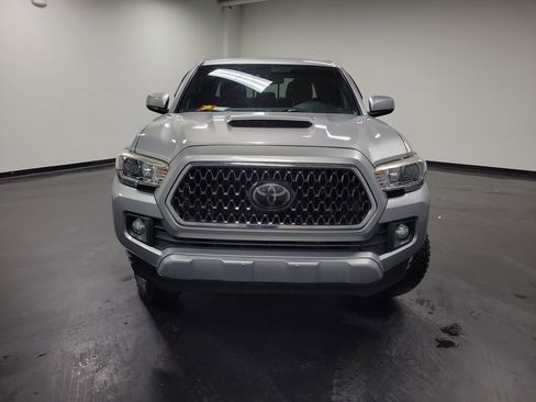 Used 2018 Toyota Tacoma TRD Sport image 2