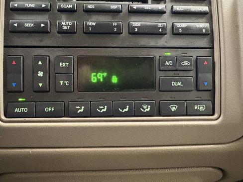 Used 2003 Lincoln Town Car Signature image 16