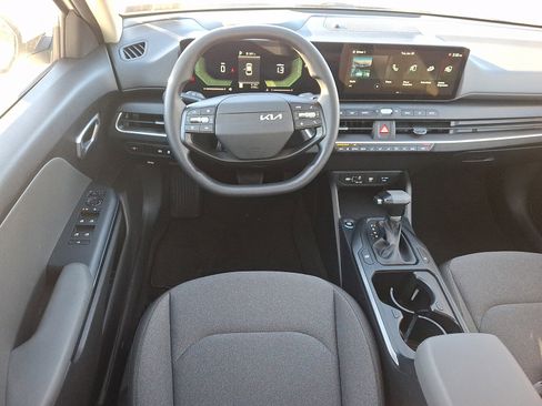 Used 2025 Kia K4 LX image 11