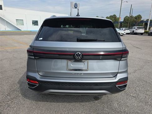 Used 2025 Volkswagen Taos SE FWD image 5