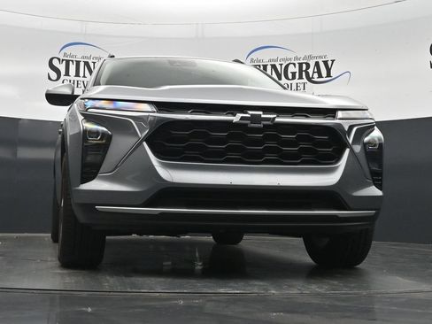Used 2024 Chevrolet Trax LT w/ Sunroof Package FWD image 27