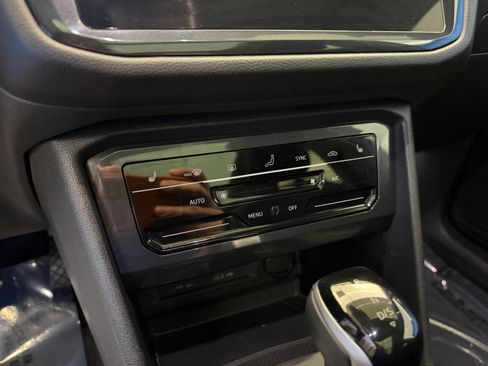 Used 2024 Volkswagen Tiguan SE w/ Panoramic Sunroof Package FWD image 20