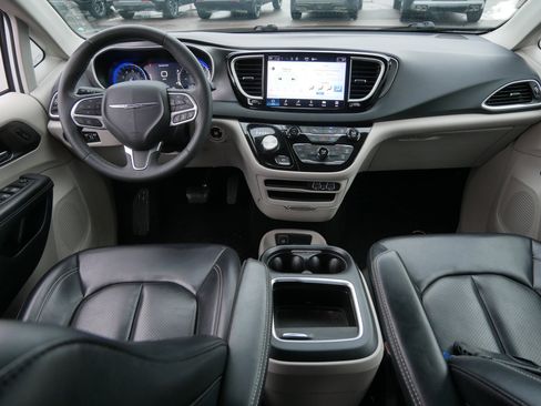 Certified 2023 Chrysler Pacifica Touring-L image 10