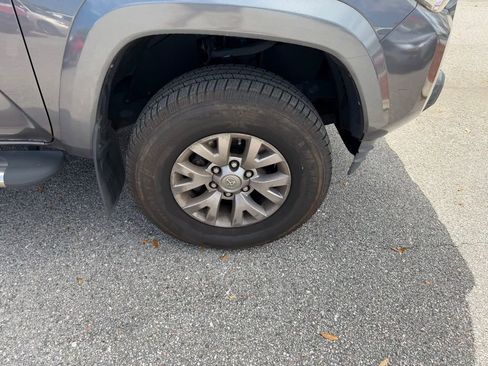 Used 2016 Toyota Tacoma SR5 w/ SR5 Appearance Package (SN) image 4