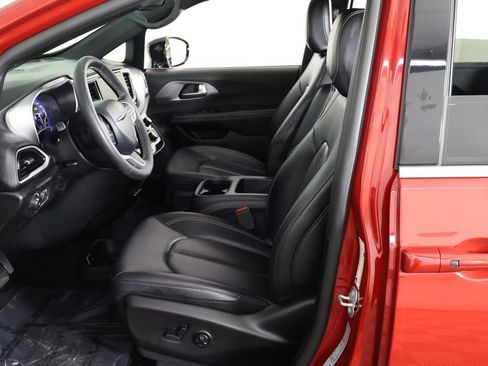 Used 2025 Chrysler Pacifica Select FWD image 29