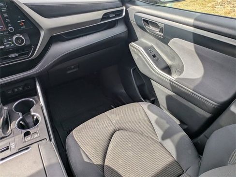 Used 2021 Toyota Highlander LE image 21