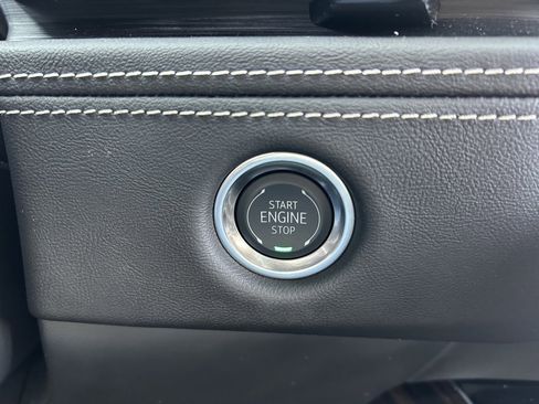 Used 2025 Cadillac Escalade ESV Premium Luxury image 33