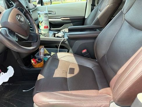 Used 2021 Toyota Sienna Platinum FWD image 4