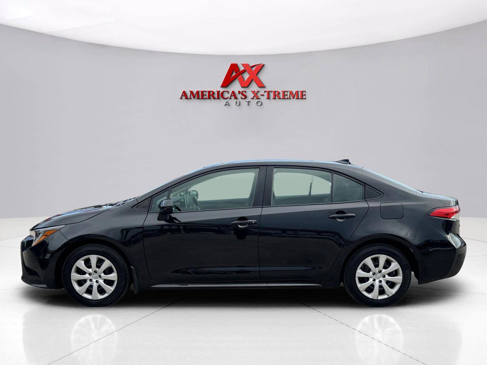 Used 2021 Toyota Corolla LE FWD image 2