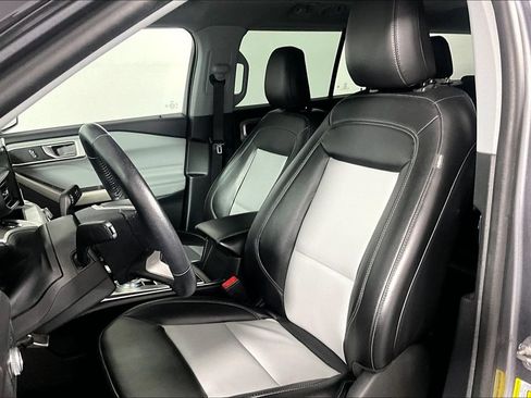 Used 2022 Ford Explorer XLT w/ Equipment Group 202A AWD/4WD image 25